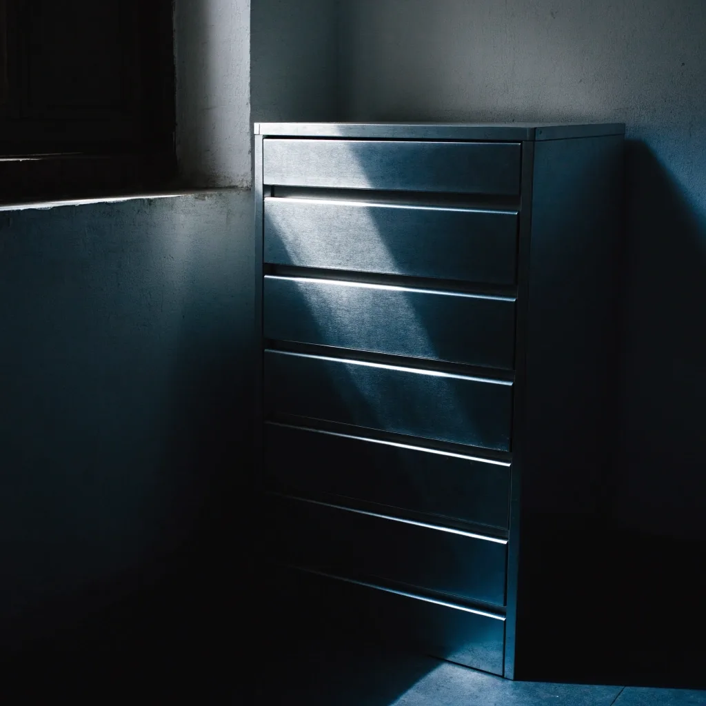 Koridor kantor yang tenang dengan pintu tertutup